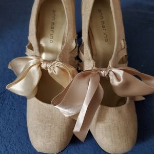Ann Marino Bow front linen pumps.